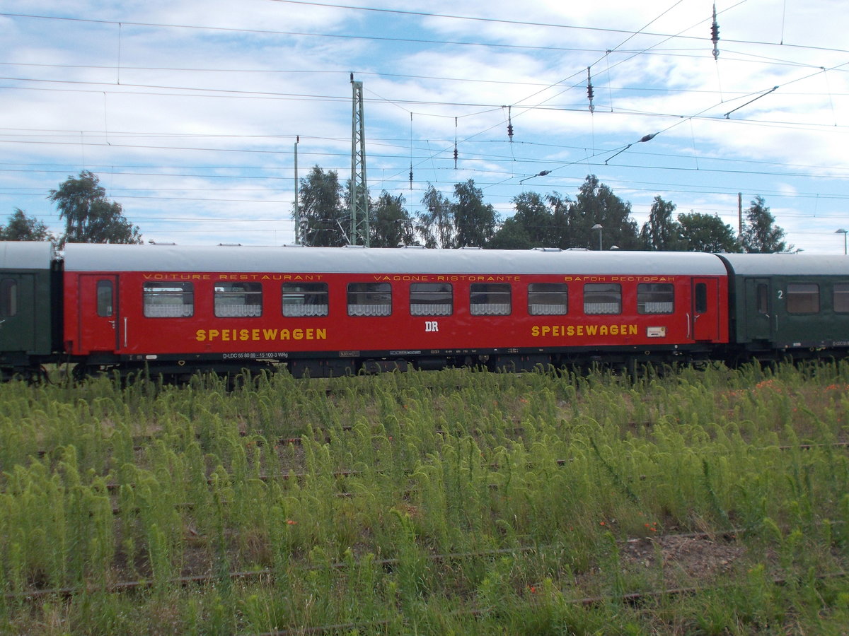 Der WRg 55 80 88-15 100-3 trägt seine Wagennummer nicht mehr unter dem Eigentumsmerkmal.Aufnahme am 16.Juli 2016 in Bergen/Rügen.