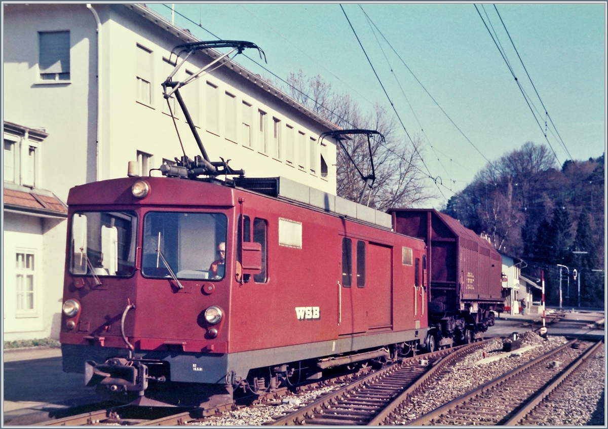 Der WSB De 4/4 42 rangiert in Teufenthal

März 1985