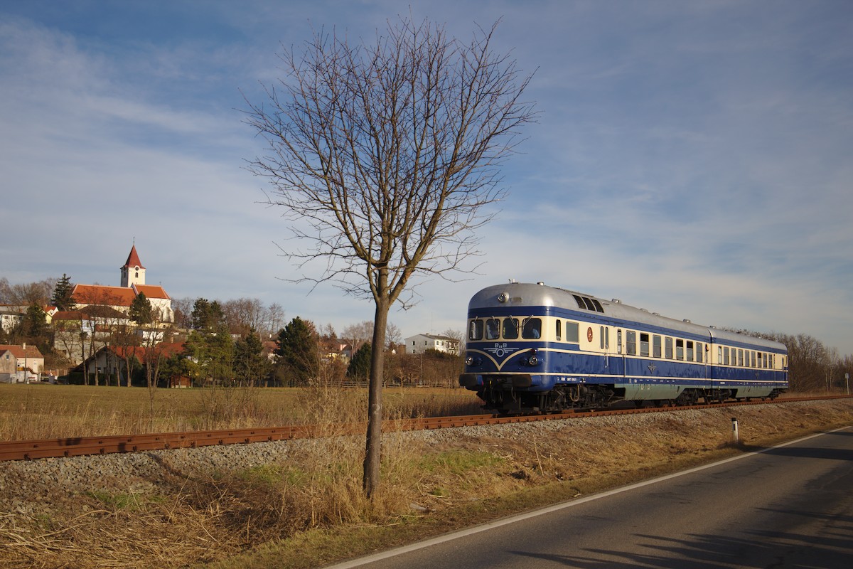 Der wunderschöne Triebzug des Heizhaus Strasshof auf der Pulkautalbahn vor der Kirche von Pfaffendorf. (10.12.2016)