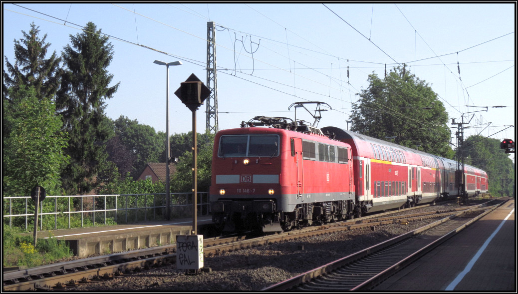 Der Wupper Express mit der 111 146-7 als Zugpferd kommt am 30.Juni 2015 frühmorgens durch Kohlscheid gefahren. Szenario von der KBS 485.