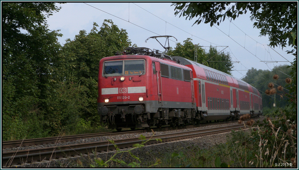 Der Wupper Express (RE 4) ,gezogen von der 111 120-2,unterwegs nach Aachen.
Hier zu sehen bei Rimburg auf der Kbs 485 im September 2013.