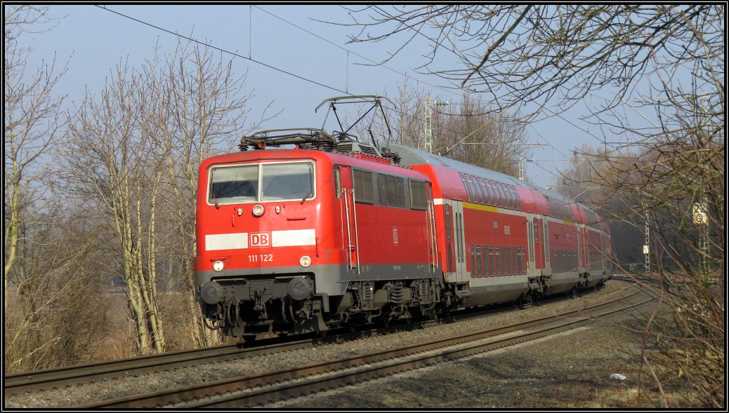 Der Wupper Express (RE 4) im Gleisbogen bei Rimburg auf der Kbs 485.Als Zugpferd die 111 122.Bildlich festgehalten am 16.02.15.