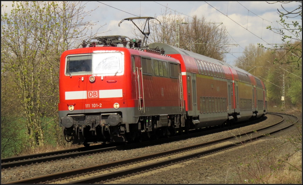Der Wupper Express (RE 4) legt sich bei Rimburg in den Gleisbogen. Als Zugpferd dient die 111 101-2.Szenario vom 04.04.2016 an der Kbs 485 unweit von Übach-P´berg.
