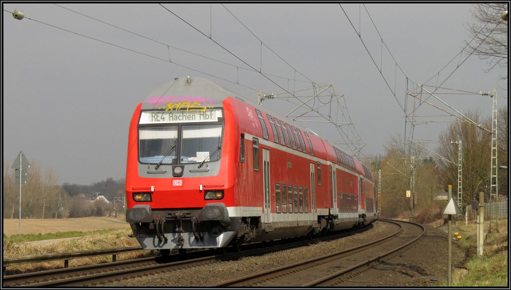 Der Wupper Express RE4 in Aktion. Hier zu sehen am BÜ in Rimburg auf der Kbs 485 
unweit der deutsch-niederländischen Grenze am 13.03.15.