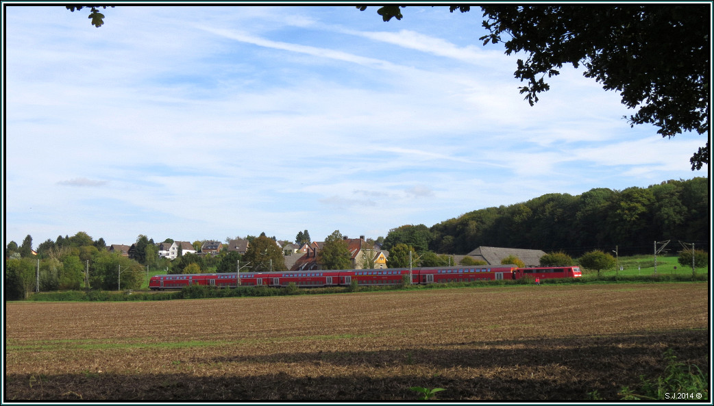 Der Wupper Express ist unterwegs nach Aachen. Hier zu sehen im Erholungsnahgebiet bei Rimburg an der Wurm,unweit der deutsch-niederländischen Grenze am 10.oktober 2014.