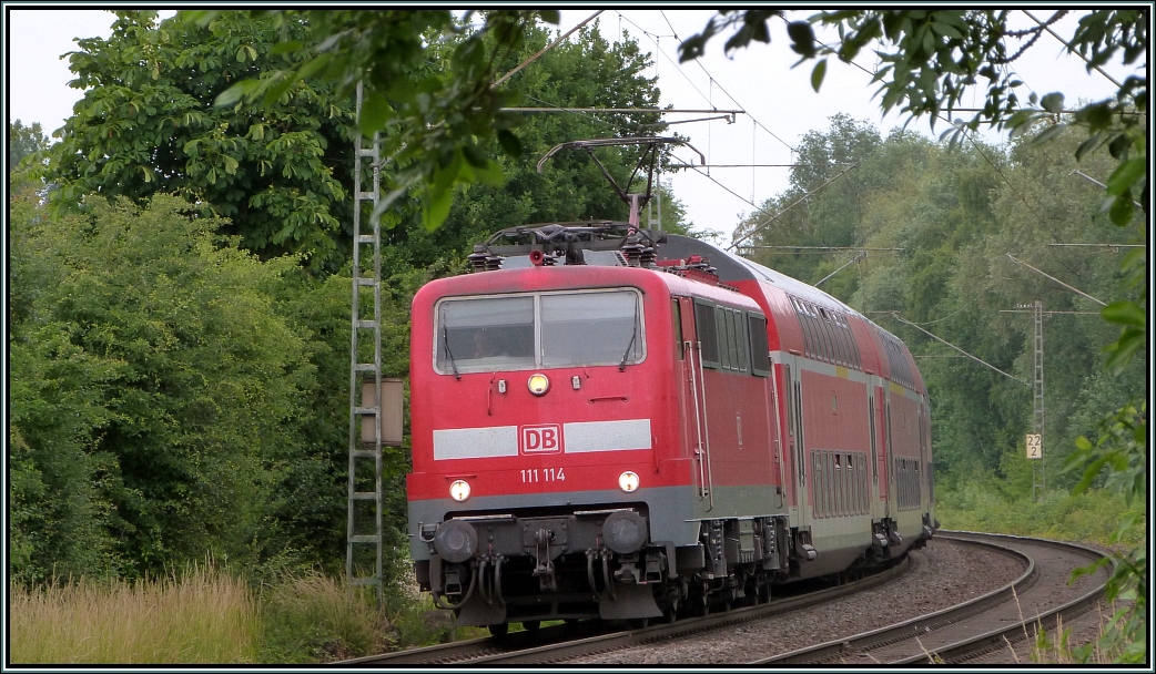 Der Wupperexpress (RE 4) unterwegs bei Rimburg (bach Palenberg) auf der KBS 485 im Juli 2013. Gezogen von der 111 114.