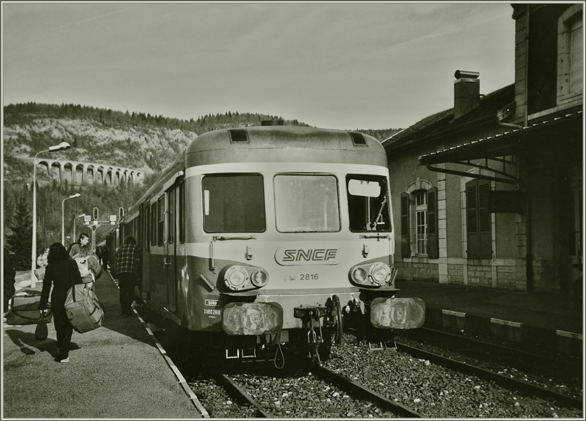 Der X 2816 wechselt in Morez für die Weiterfahrt seine Fahrtrichtung.
Analog Bild / Winter 2001