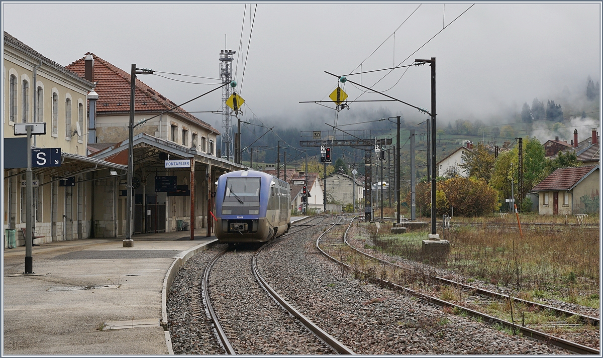 Der X 73608 ist als TER 89709 um 8:33 aus Frasne in Pontarlier angekommen und wartet nun auf Gleis 3 auf die Abfahrt um 11:28 als TER 895714 nach Dôle-Ville.

Der Bahnhof Pontarlier am 25. Juli 1860 eröffnet und nahm auf der Strecke Paris - Schweiz - Italien eine wichtige Stellung ein, was auch die heute im Verhältnis zum relativ geringen Verkehr enorme Grösse des Bahnhofs erklärt. 

29. Okt. 2019