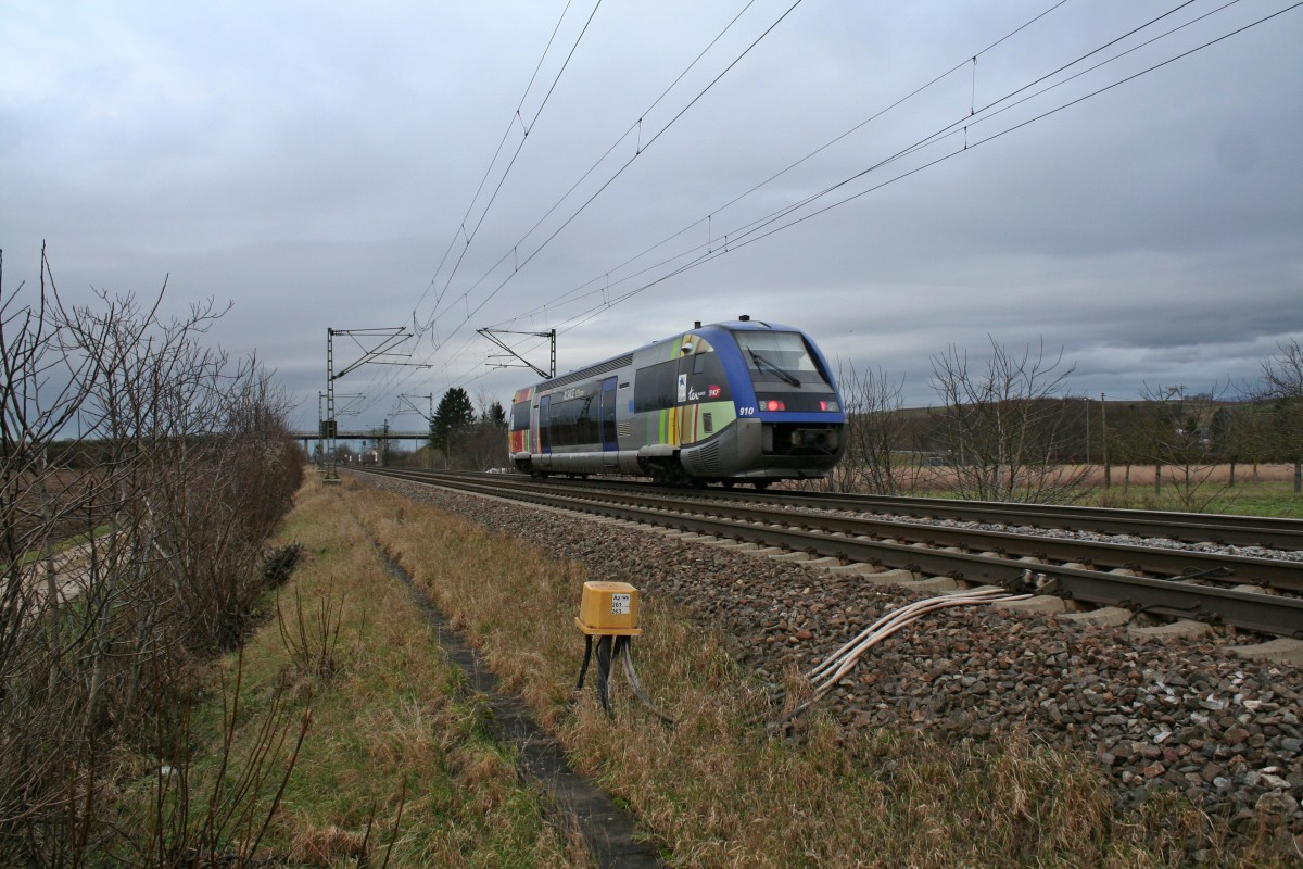 Der X73910 war am 03.01.14 wie so oft schon als IRE von Mulhouse-Ville nach Freiburg (Breisgau) Hbf unterwegs. Hier konnte ich den franzsischen Triebwagen bei Hgelheim fotografieren.
Gre an den Lokfhrer!