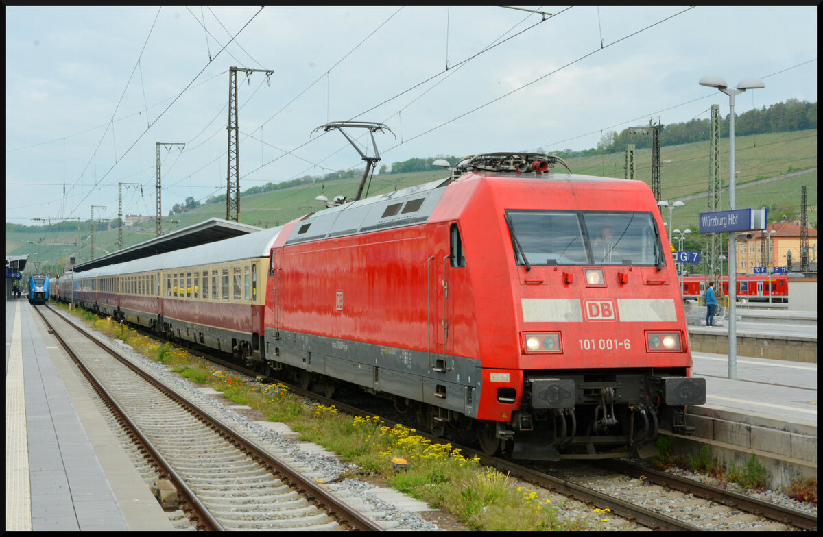 Der Youngtimer des DB Museum in Koblenz Lützel, die Elektrolok 101 001 (Baujahr 1995), beförderte am 07.05.2023 den AKE-Eisenbahntouristik Rheingold (VEB 13 401 Cottbus – Wien Westbf.) pünktlich von Cottbus über Berlin, Halle/Saale, Naumburg/Saale, Erfurt, Fulda, Nürnberg und München Ost in die Mozartstadt Salzburg. Da die 101 001 keine Österreich-Zulassung besitzt, wurde der 14-Wagen-Zug ab Salzburg von einer anderen Lokomotive weiter nach Wien Westbahnhof gebracht. 
Übrigens,  DB Floristik  hat hier in Würzburg ganze Arbeit geleistet und extra für den Rheingold-Sonderzug Blumenschmuck zwischen die Gleise 3 und 4 gepflanzt. 