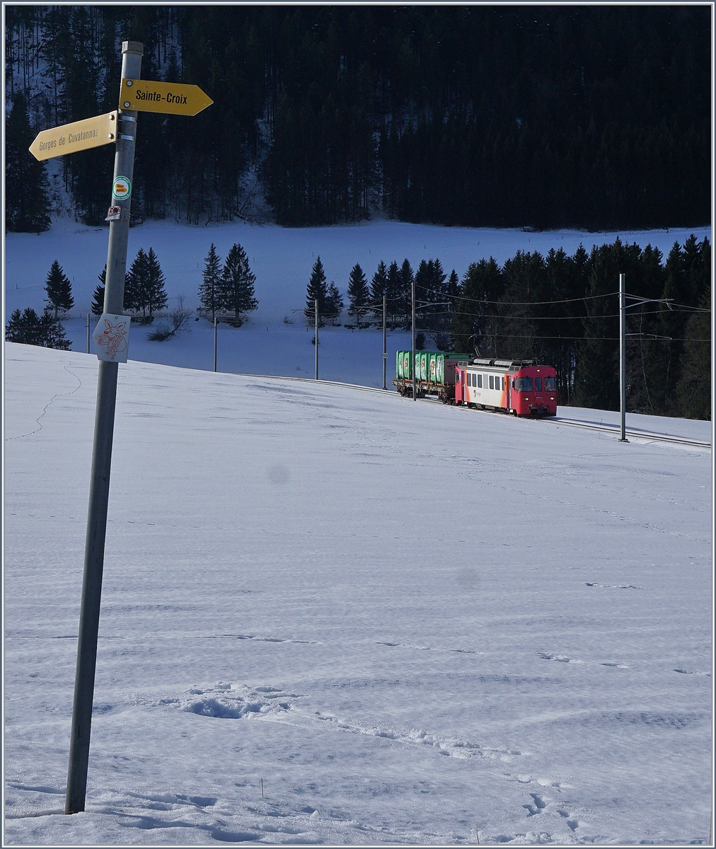 Der YStC Be 4/4 1 schleppt einen aufgebockten Müllcontainer Wagen Richtung Ste Croix und hat sein Ziel schon fast erreicht.
14. Feb. 2017