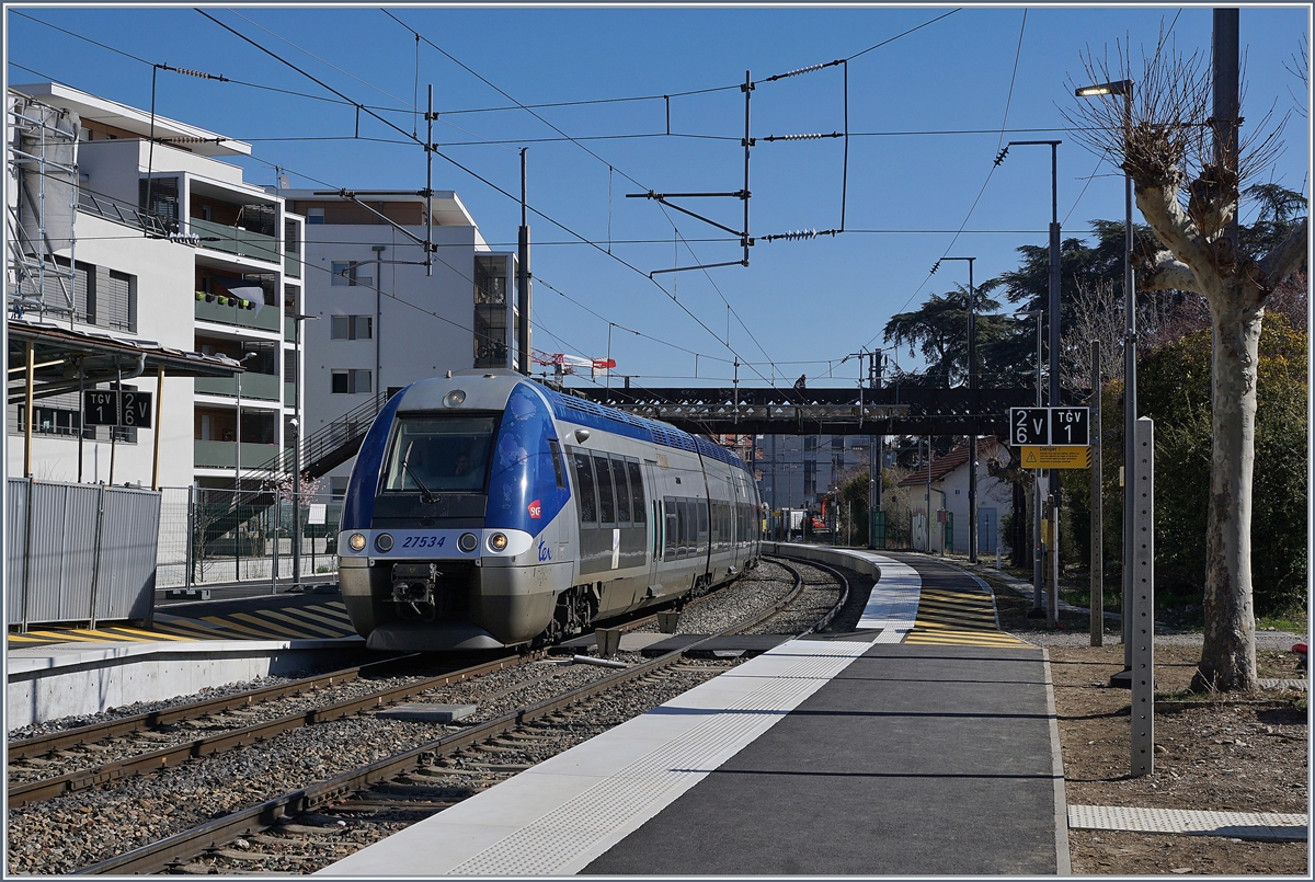 Der Z 27534/533 erreicht, als TER 84770 von Evian nach Lyon fahrend, den Bahnhof Thonon-les-Bains. Der Zug befährt gerade den Übergang, welcher vom Empfangsgebäude mit dem Hausbahnsteig A zum Bahnsteig B führt. Der Übergang kann ohne Einschränkungen benutzt werden, nur bei der Annäherung eines Zuges verbieten rot aufleuchtende Lampen auf Bodenhöhe die Nutzung. Dies mag für den TGV und TER Verkehr zweckvoll sein, für das bald kommende LÉMAN-EXPRESS Zeitalter aber wird nun ein schienenfreier Zugang zum Bahnsteig B gebaut werden.

23 März 2019