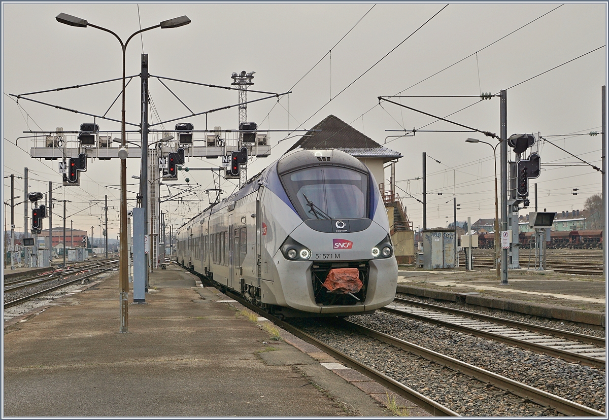 Der Z 51571, der um 12:06 als TER 94028 nach Besançon Viotte fährt, wird in Belfort bereitgestellt.
11. Jan. 2019