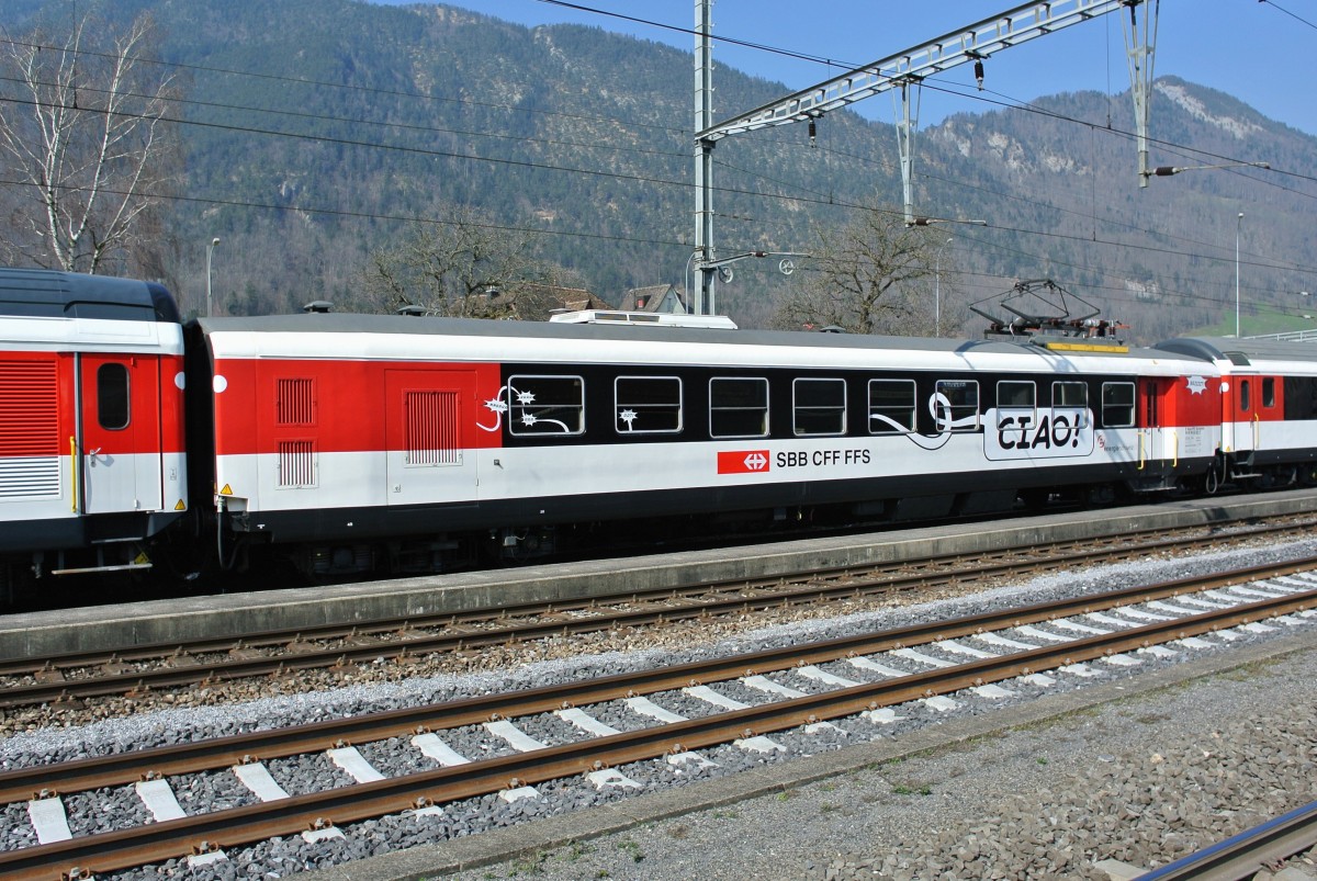 Der Z-Kom-PR, Schulinfo 60 85 99-33 821-7, dient als Heizwagen fr den Schulzug. Bei diesem Wagen handelt es sich um einen ehem. SBB Speisewagen. Brunnen, 14.03.2014.