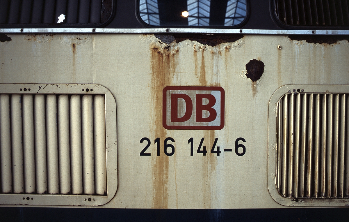 Der Zahn der Zeit (Frankfurt/Main Hbf, August 1996). Anmerkung : Die Lok bekam nochmal eine Untersuchung und wurde orientrot mit  Latz .