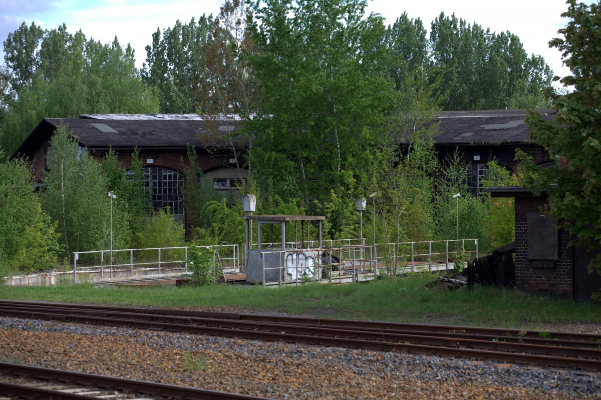 Der Zahn der Zeit verdeckt das Motiv. Aufgelassener Lokschuppen und Drehscheibe in Lübbenau.08.05.2015 16:55 Lübbenau.