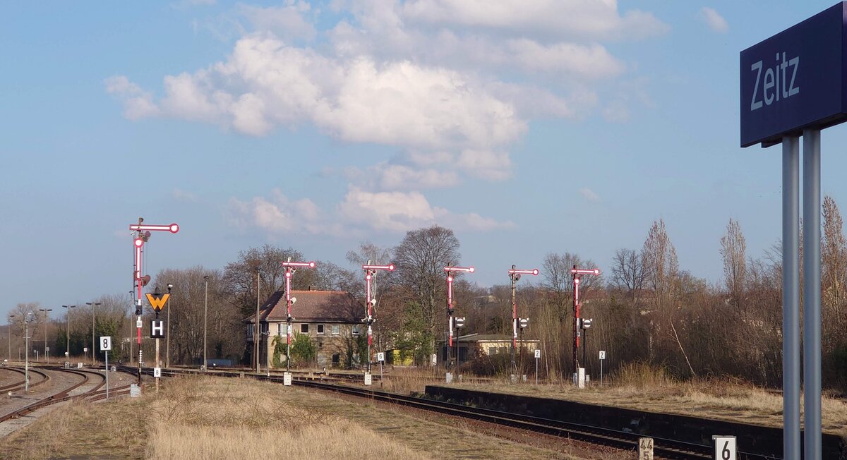 Der Zeitzer Bahnhof blieb bisher von jegliche Modernisierungen verschont, so daß sich hier noch ein Eldorado von Formsignalen befindet. Aufgenommen vom einzigen noch genutzten Bahnsteig 7/8 in Richtung Leipzig am 28.3.22