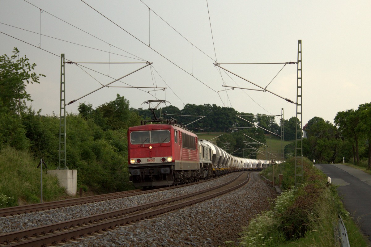 Der Zementleerzug von Regensburg nach Rüdersdorf passiert gerade Liebau/Pöhl mit der MEG 707 und der Class 247. Aufgenommen am 13.06.2015