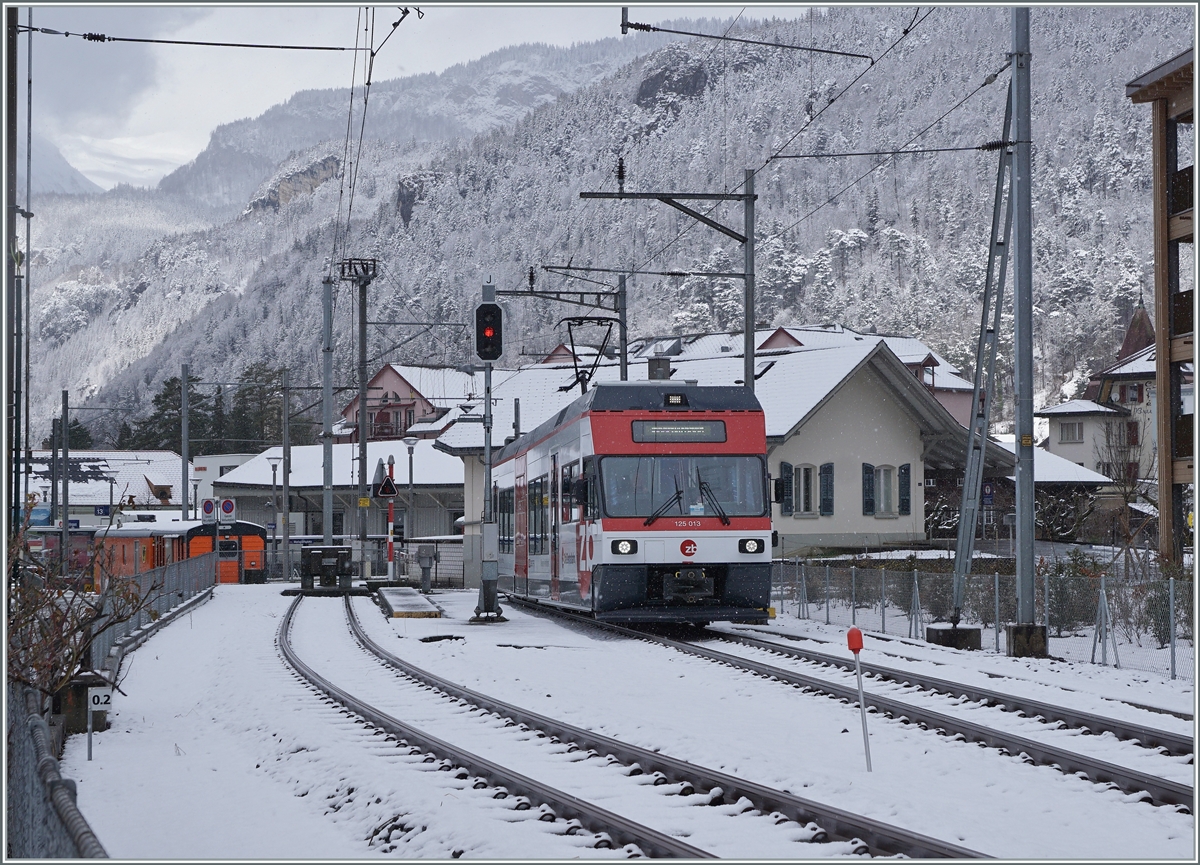 Der Zentralbahn Be 125 013 (90 85 847 0013-6) fährt auf dem Weg nach Innertkichen bei der ehemaligen MIB Bahnhof von Meiringen durch. 

16. März 2021