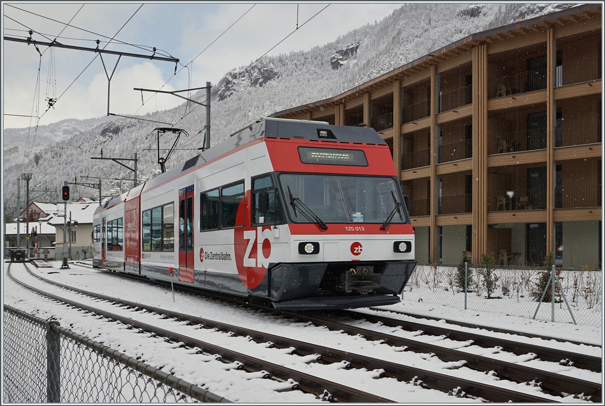 Der Zentralbahn Be 125 013 (90 85 847 0013-6) fährt auf dem Weg nach Innertkirchen bei der ehemaligen MIB Bahnhof von Meiringen durch.

16. März 2021 