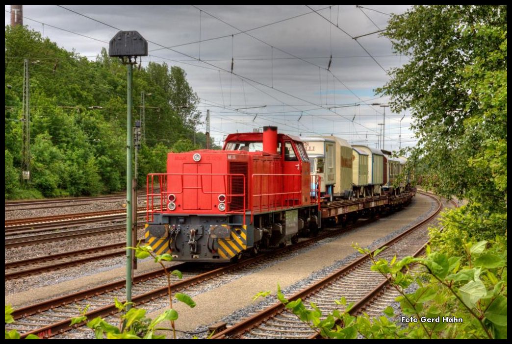 Der Zirkus ist da! Am 2.6.2015 stand Zirkus Roncalli in Brackwede. Er war nachts dort angekommen und wartete nun auf die Abfahrt zur Entladestation in Bielefeld - Hillegossen. Zuglok war eine MaK G 1205 mit der Nummer 1275801-9 der Fa. Reuschling.
