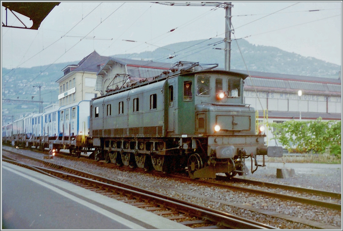 Der Zirkus kommt! Und dies mit der Bahn: eine Ae 4/7 rangiert in Vevey ihren angekommen Zug zur Entladerampe. 

Analogbild vom Oktober 1995
