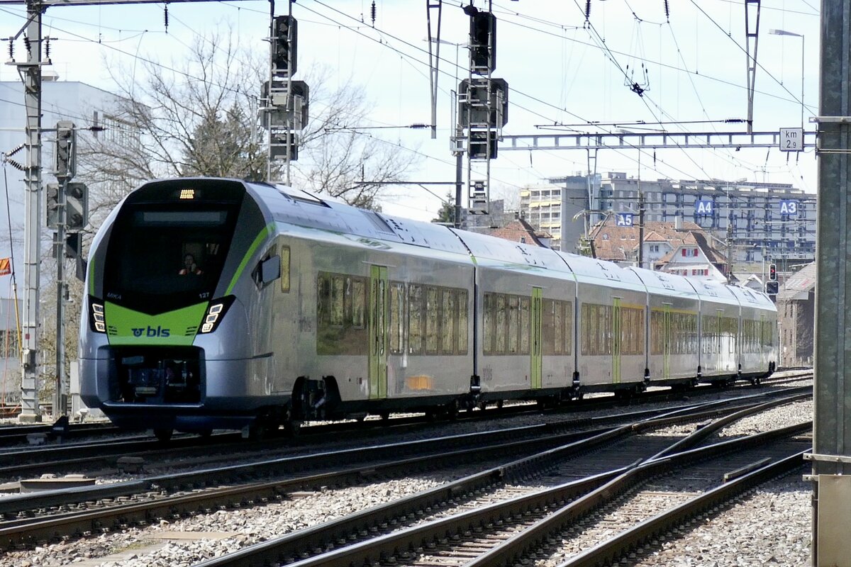 Der zu diesem Zeitpunkt neuste im Fahrplanmässigen Einsatz stehenden MIKA RABe 528 127 (Übernahme 17.3.23) am 22.3.23 brim Depot Bern Holligen.