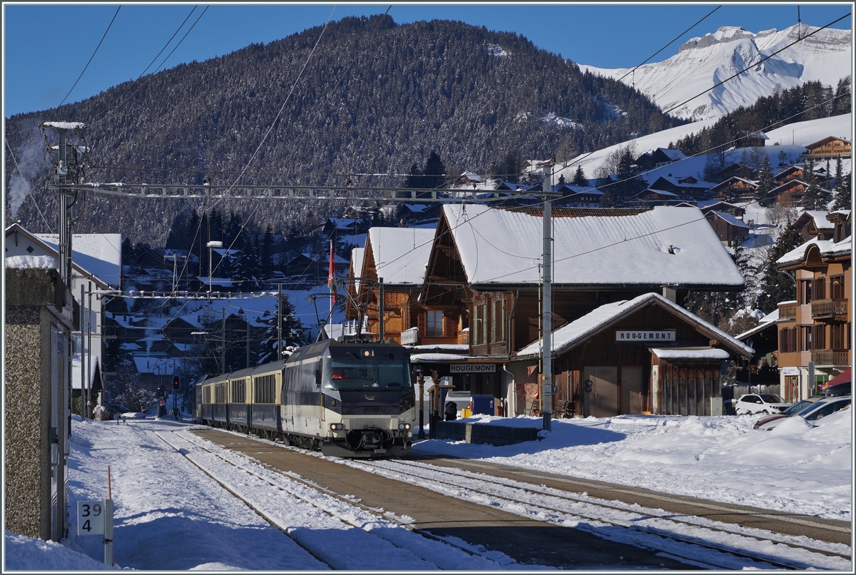 Der zu meiner Überraschung mit einer Ge 4/4 an der Spitze verkehrende Golden Pass Belle Epoque Zug der MOB stachelte mich an, noch weitere Bilder dieses Zuges zu bekommen und dies war mit der bangen Frage verknüpft: Bleibt die Lok im Belle-Epoque Umlauf? Die ersten beiden Bilder zeigen den PE 2224 kurz nach Chernex, am folgenden Tag wählte ich für den PE 2214 Fontanivent und als Krönung und vorläufigem Abschluss stand am Montag Rougemont auf dem Programm. 

Die Ge 4/4 8002 zeigt sich auch am Montag nochmals vor dem MOB GoldenPass Belle Epoque Zug 2214 auf seiner Fahrt von Montreux nach Zweisimmen Rougemont erreicht. 

11. Januar 2021