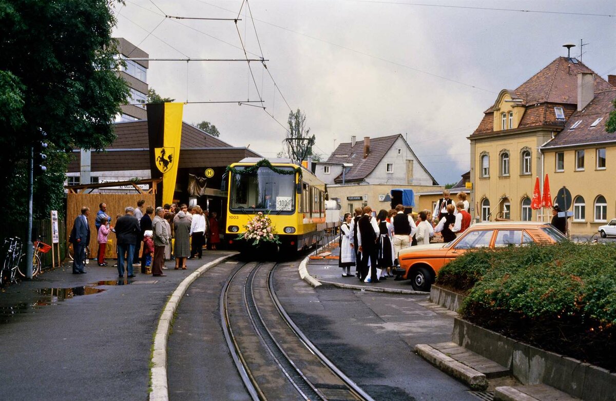 Der zu dieser Zeit neue Zahnradbahnwagen 1003 im früheren Zahnradbahnhof Degerloch. Eine Verlängerung der Stuttgarter Zahnradbahn zur Straßenbahnhaltestelle Degerloch Albplatz gab es zu dieser Zeit noch nicht. Das Photo entstand am 15.09.1984
