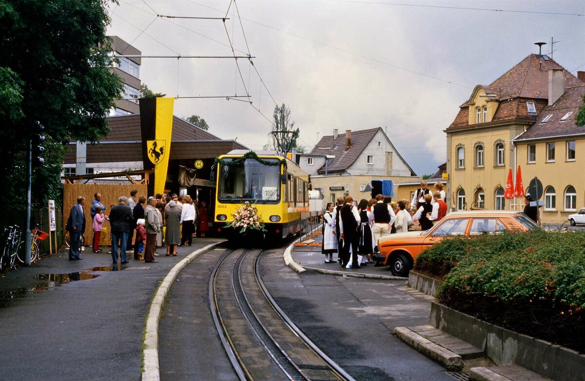 Der zu dieser Zeit noch neue Zahnradstadtbahnwagen 1003 (Typ ZT 4.1 MAN) am früheren Zahnradbahnhof Degerloch. Eine Verlängerung der Stuttgarter Zahnradbahn zur Straßenbahnhaltestelle Degerloch Albplatz gab es zu dieser Zeit noch nicht. Da die Stuttgarter  Zacke  1984 100 geworden war, waren auch die neuen Zahnradstadtbahnwagen geschmückt. Das Foto entstand bei der Sonderfahrt vom 15.09.1984 