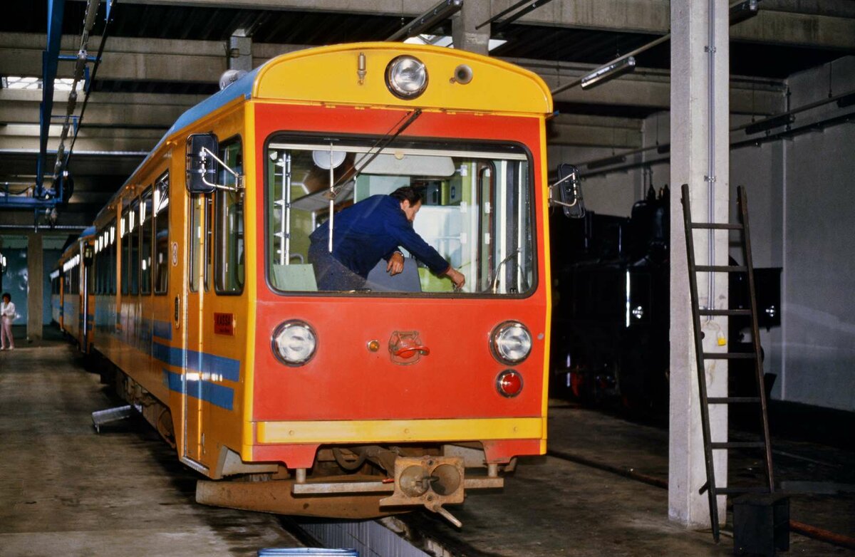 Der zu dieser Zeit noch völlig neue VT 32 der Murtalbahn im Bw Murau, 14.08.1984