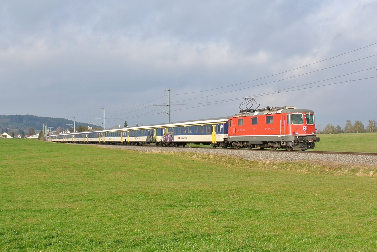 Der Zrcher Bedarfspendel drehte am Samstag, 30.01.2016, zwei Runden als IR zwischen Zrich und Konstanz. Der Pendel bestand aus der Re 4/4 II 11114, 3 A EW, B EWI und dem BDt EWII 50 85 82-33 921-6. Im Bild ist der Ersatz IR 2116 bei Berg TG.