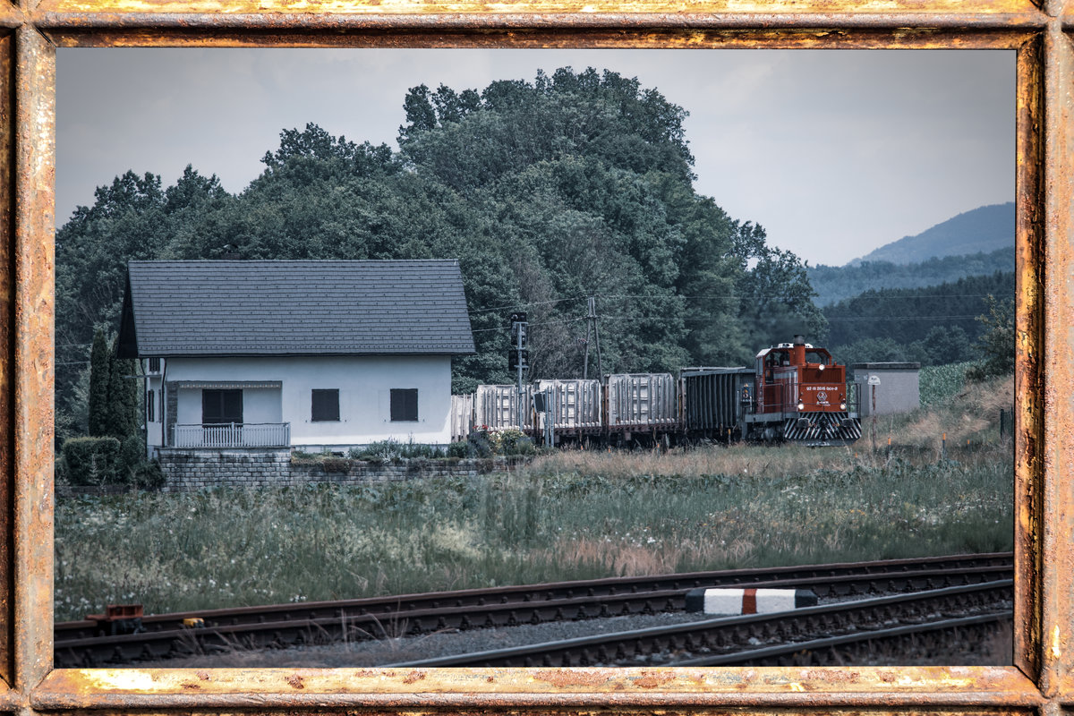 Der Zufall hat mir an diesem Tag diese kleine Reihe rund um DH 1500.1 und Ihren Güterzug beschert. 
Hier bereits am Heimweg rollt Sie in den Bahnhof Bergla ein. 
24.06.2019