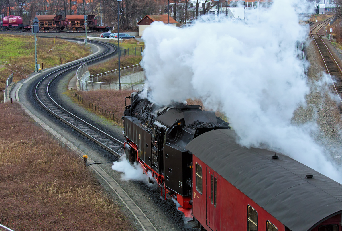 Der Zug 8925 auf der Fahrt zum Brocken. Hier beider Ausfahrt in Wernigerode. - 06.01.2015