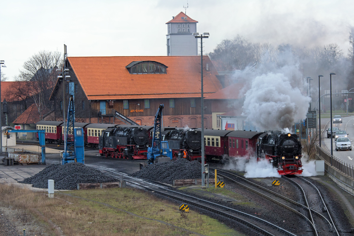Der Zug 8925 auf der Fahrt zum Brocken. Hier beider Ausfahrt in Wernigerode. - 06.01.2015
