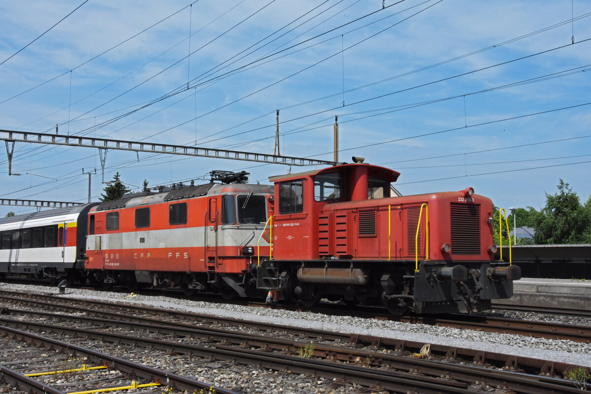 Der Zug ist beim Bahnhof Kaiseraugst angekommen. Nun wird die Re 4/4 II 11114 und ein erste Klasse Personenwagen abgekoppelt. Danach kommt der Tm 232 310-3 und wird an die Re 4/4 II 11109 angekuppelt. Die Aufnahme stammt vom 28.06.2021.