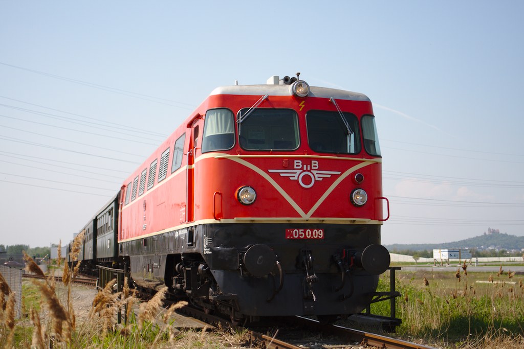 Der Zug, bespannt mit 2050.09, hat gerade das Ortsgebiet von Korneuburg verlassen. Hier schön zu sehen ist die fehlende Metallziffer in der Loknummer. (01.05.2014)