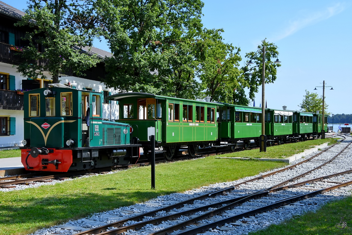 Der Zug der Chiemsee-Bahn steht Mitte August 2020 abfahrbereit am Hafen der Chiemsee-Schifffahrt in Prien.