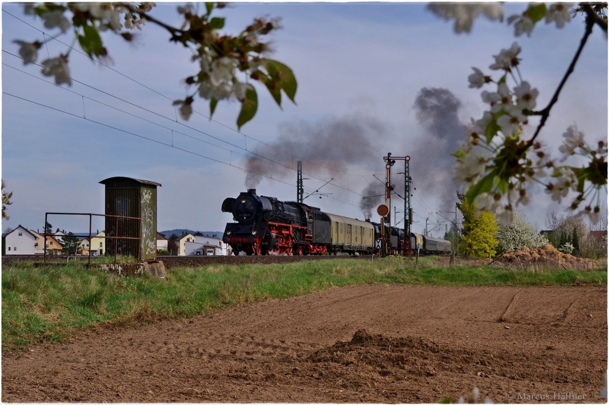 Der Zug des Bayerischen Eisenbahnmuseums Nördlingen wurde dann nochmal am nördlichen Einfahrtssignal des Bahnhofs Hirschaid abgepasst.
Der Zug bestand aus den Lokomotiven 41 1150-6, 50 0072-4, 01 180 (kalt) und ein paar Wagen.
Fotografiert am 7. April 2014