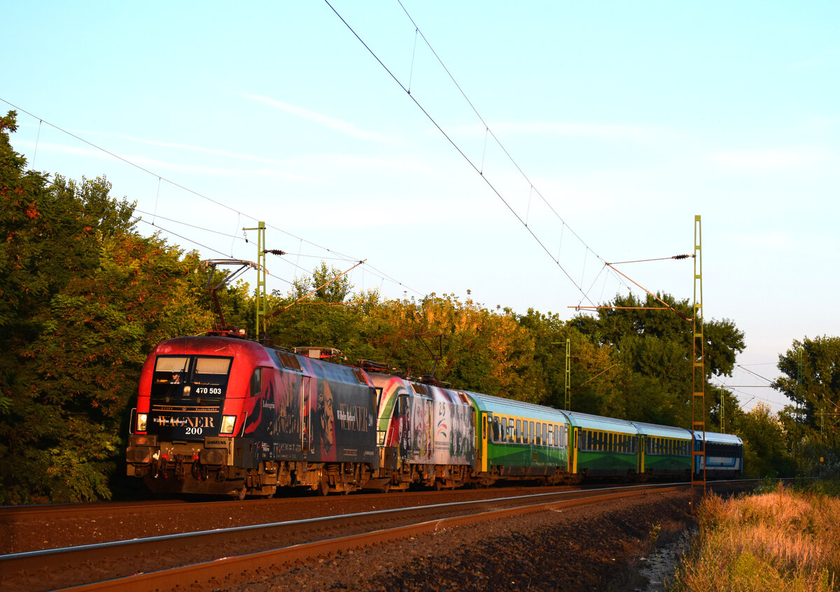 Der Zug IC949 fährt im Plan mit 2 470er Lokomotiven. Die GySEV 470 503 und die MÁV Start 470 003 sind mit dem Zug kurz nach Komárom.
07.09.2021.