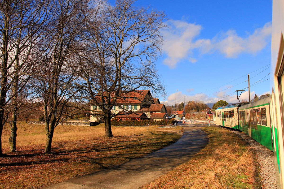 Der Zug mit den beiden neuen Fahrzeugen 31 (Triebwagen) und 2067 (Personenwagen) und dem älteren Steuerwagen 54 - bei dem sich glücklicherweise noch die Fenster öffnen lassen - erklimmt inmitten stattlicher Landhäuser die Hänge zum Jura. 3.Februar 2017 