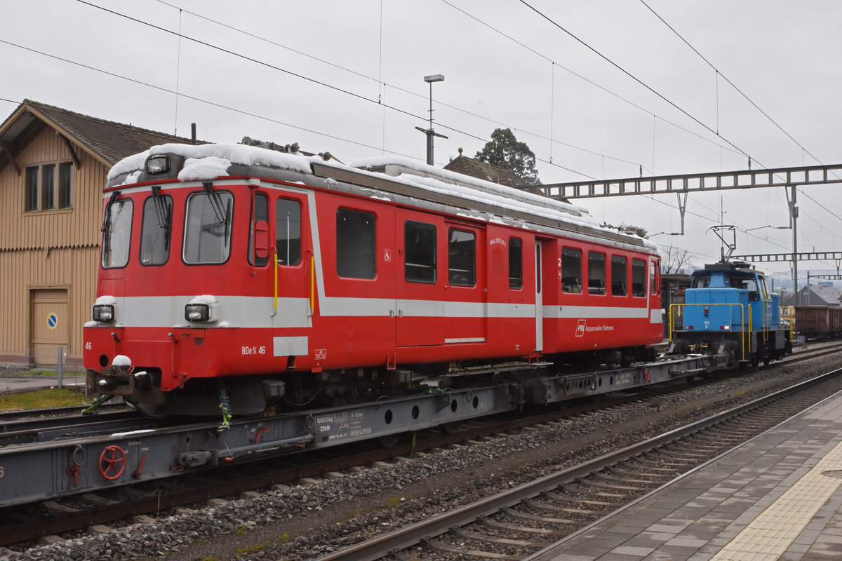 Der Zug, mit dem BDe 4/4 46 ist steht im Bahnhof Kaiseraugst und wartet auf die Weiterfahrt zum Werk 2 der Firma Thommen. Die Aufnahme stammt vom 10.12.2020.