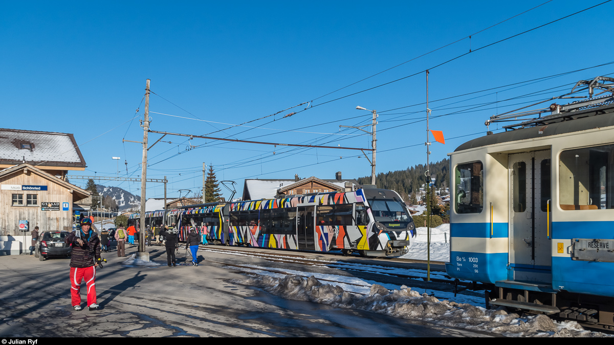 Der Zug mit dem Be 4/4 5001 wirkt derzeit als Kunstobjekt in der Ausstellung  Elevation 1049  in Gstaad mit. Der Zug wurde von der Künstlerin Sarah Morris neu gestaltet, inspiriert von der Raupe des Monarch-Schmetterlings. <a href= https://www.elevation1049.org/de/gstaad/sarah-morris/monarch.html >https://www.elevation1049.org/de/gstaad/sarah-morris/monarch.html</a><br>
Der Zug hat am späteren Nachmittag des 13. Februars 2017 als Regio von Zweisimmen nach Rougemont gerade Schönried erreicht, wo auf dem Abstellgleis der Be 4/4 1003 (ex-FLP) auf sein weiteres Schicksal wartet.