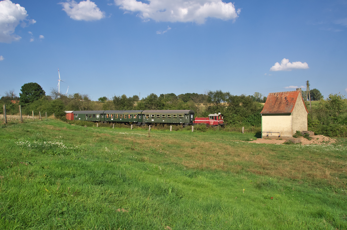 Der Zug mit Köf 11098 (ex. DB 332 098-3) ist auf dem Rückweg von Schwarzerden nach Ottweiler, hier in der Nähe des Lenzenthaler Hofes im Ostertal. 27.08.2016 Bahnstrecke 3204 Ostertalbahn.