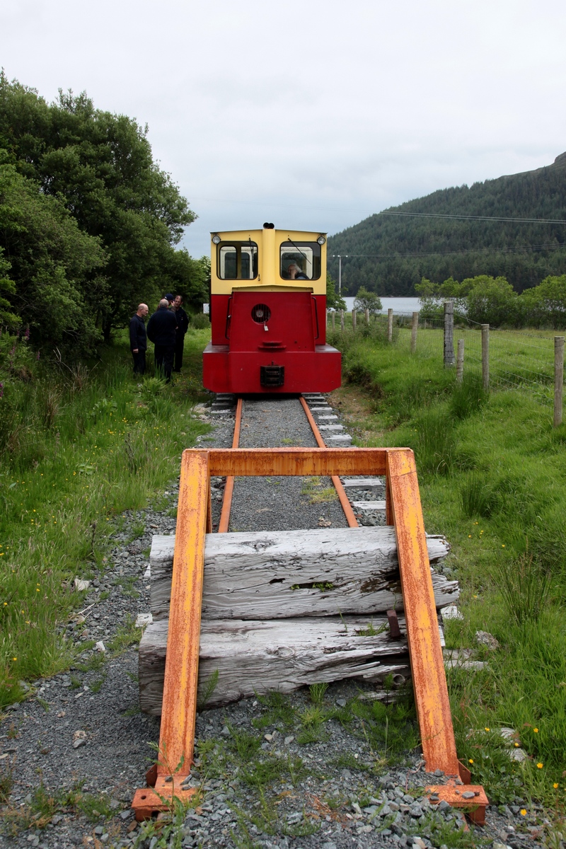 Der Zug mit der Lok und dem Railcar 18 am derzeitigen Streckenende bei Fintown. 18.06.2016