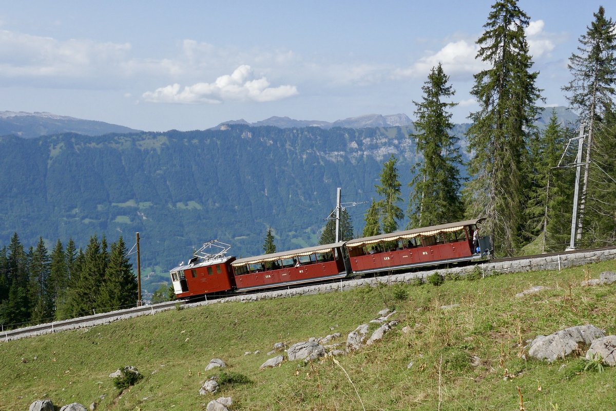 Der Zug mit offenen Wagen bei der Bergfahrt auf die Schynigen Platte am 26.8.17 bei Breitlauenen.