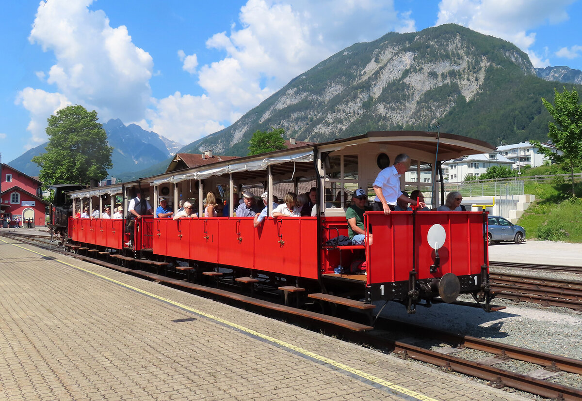 Der Zug mit den roten Wagen ist im Bahnhof Jenbach abgefahren. Jenbach, 9.6.2023