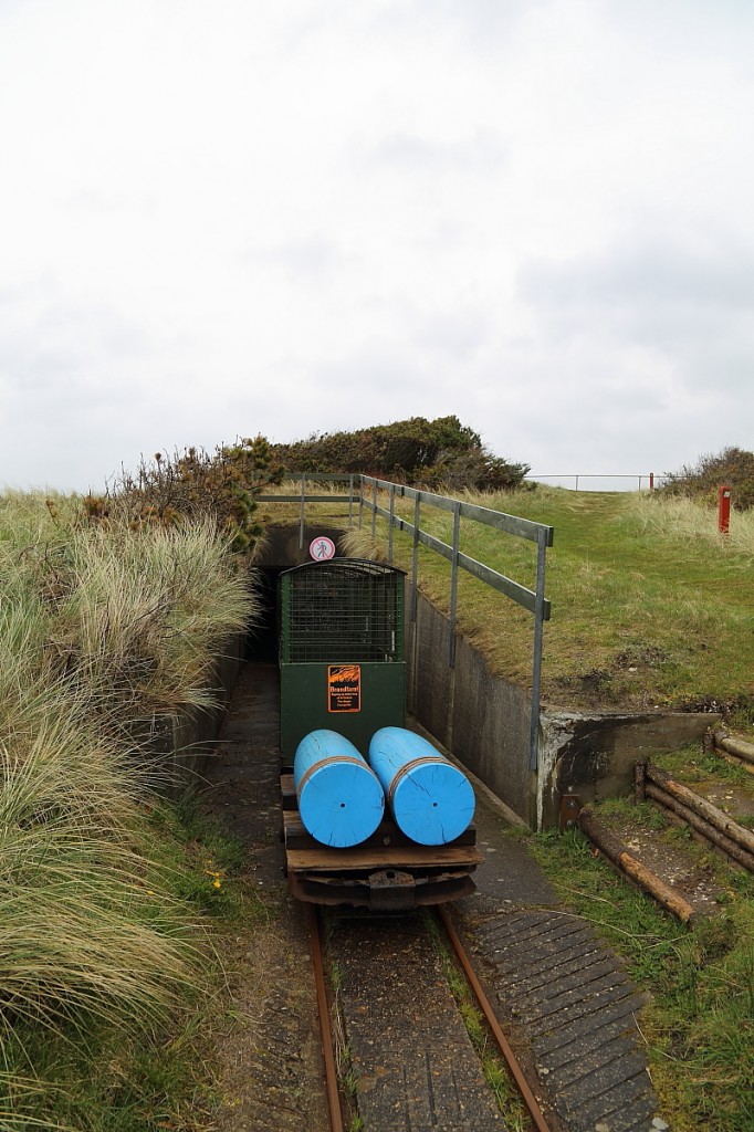 Der Zug der Mseumsbahn Hanstholm, während einer Rundfahrt am 17.04.2014, bei der Einfahrt in einen der Geschützbunker.