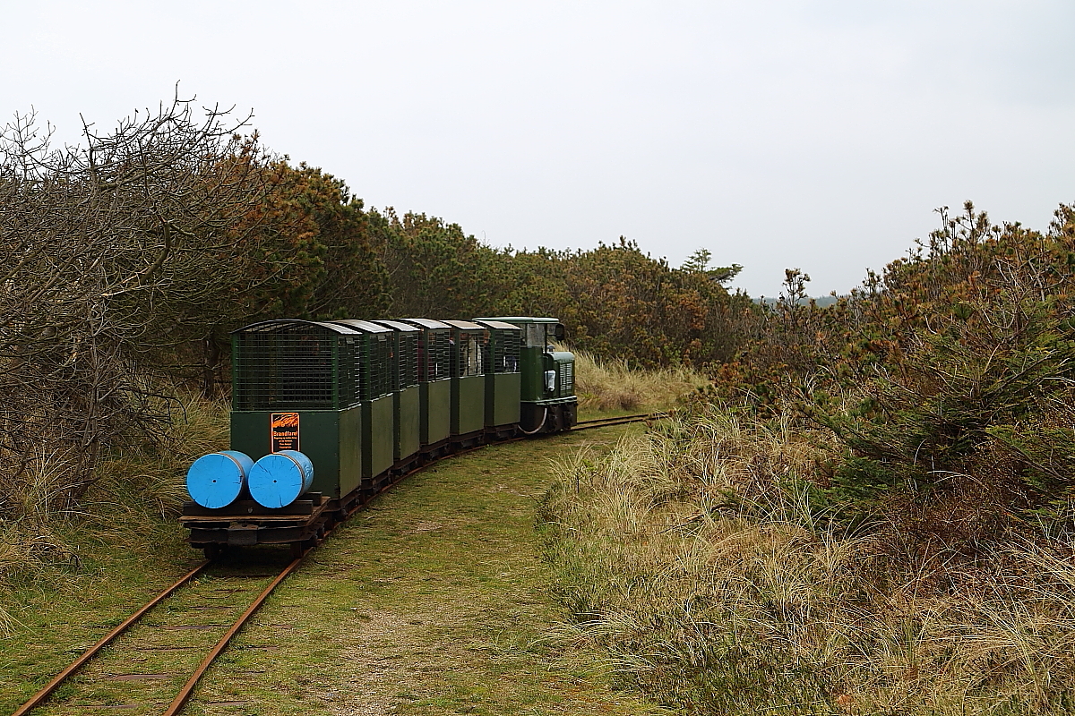 Der Zug der Museumsbahn Hanstholm am Mittag des 17.04.2014 kurz nach Verlassen des Geschützbunkers.
