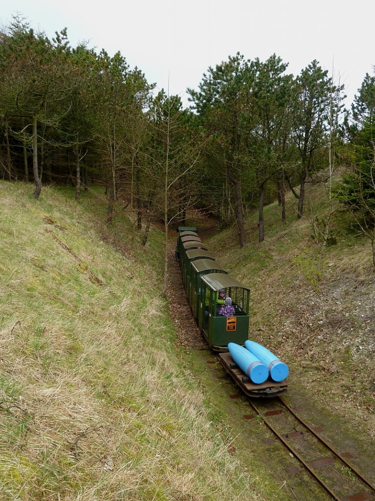 Der Zug der Museumsbahn Hanstholm, hier am 17.04.2014 unterwegs zwischen Munitions- und Geschützbunker. (Bildautor: Jörg-Uwe Böhle, Genehmigung zur Veröffentlichung liegt vor!)